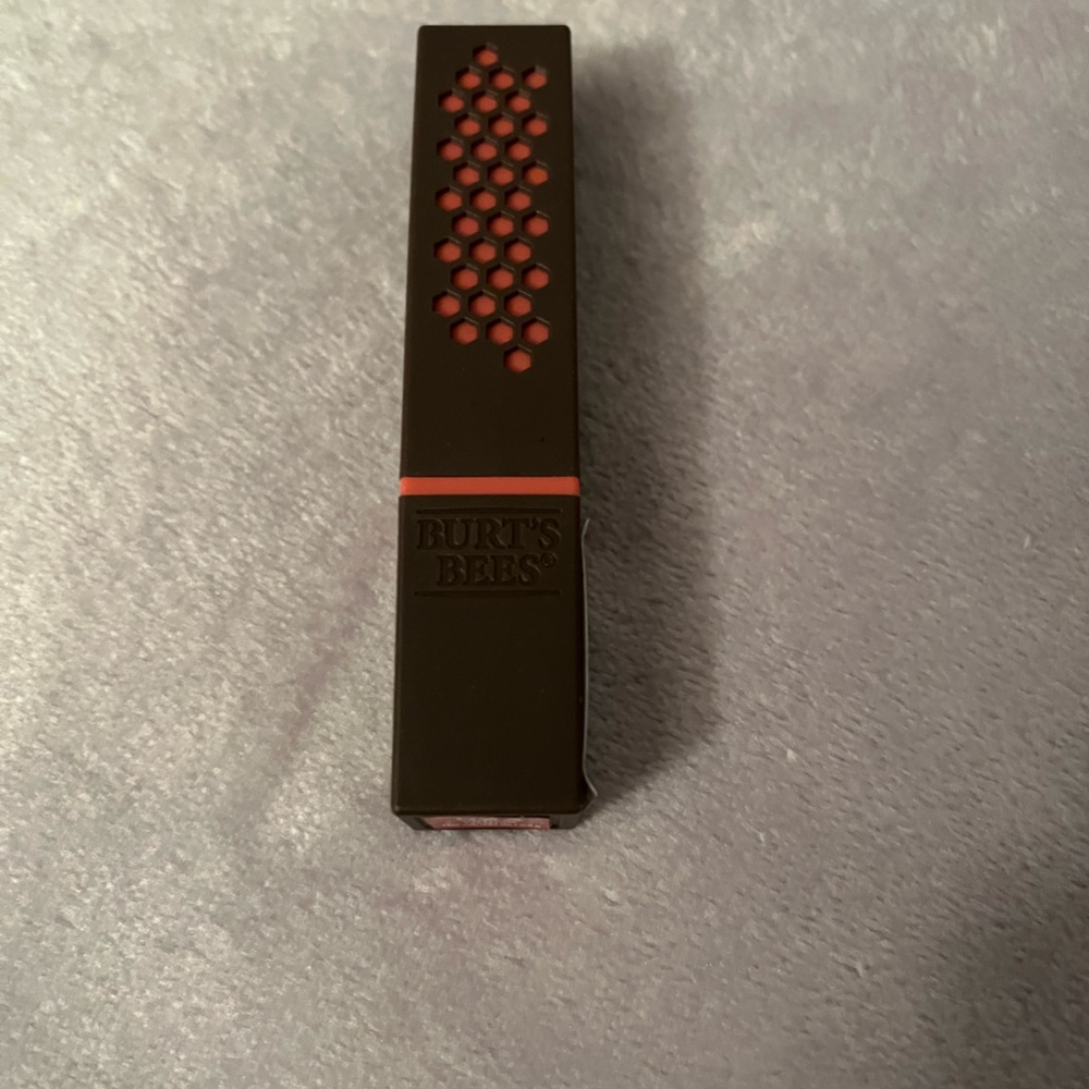 Burt’s bees 🐝 lipstick